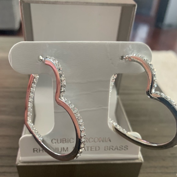 Jewelry - Nwt heart earrings
